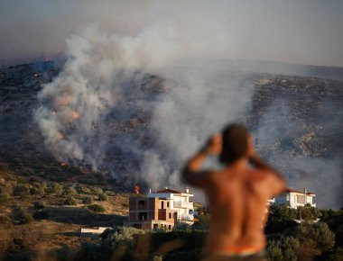 «Συντονισμό» πίσω από τους εμπρησμούς βλέπουν στο υπουργείο Προστασίας του Πολίτη